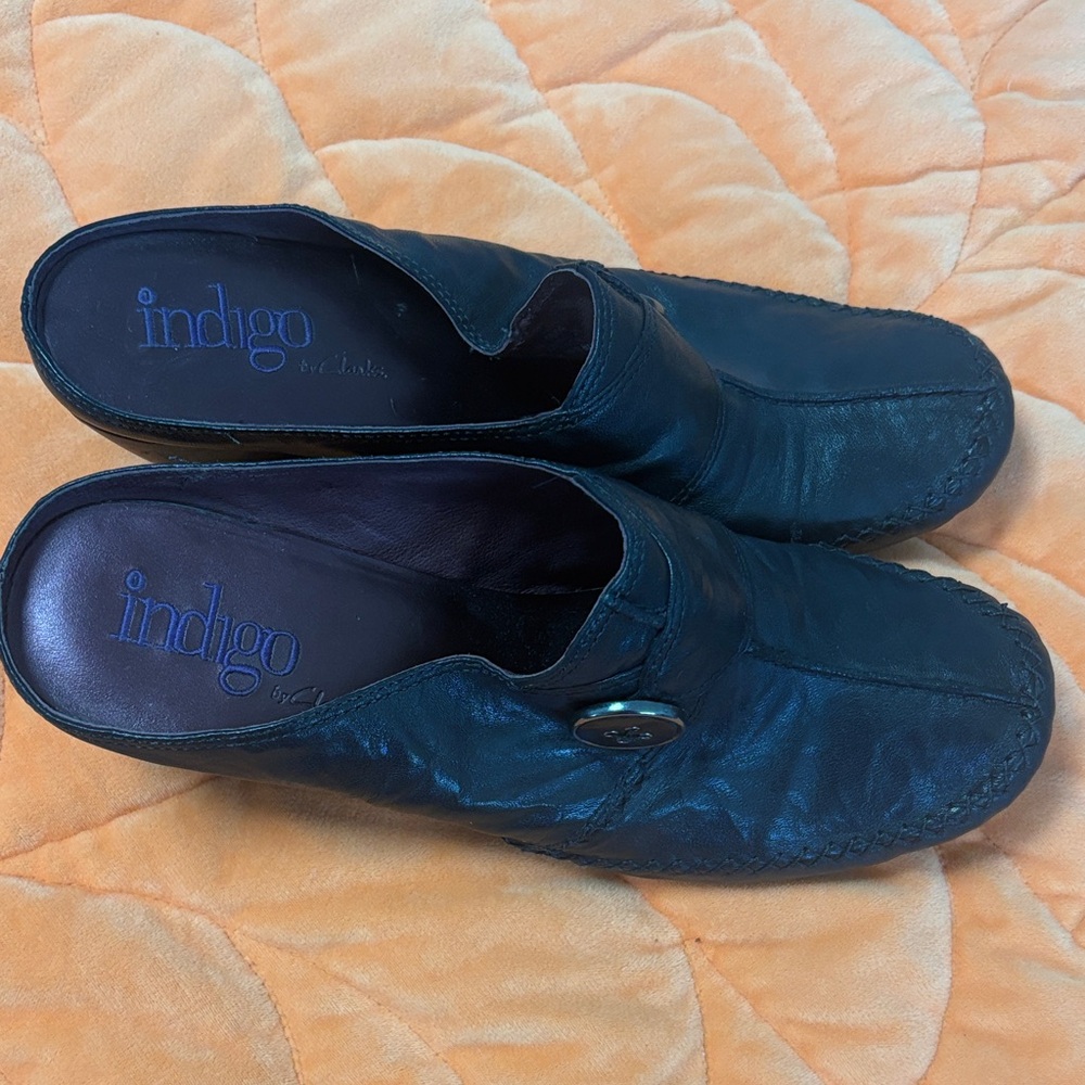 Clarks Indigo Women’s Black Leather Heeled Clogs